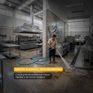 Carrete retráctil Rhino MAPCA-10X instalado en cocina industrial para limpieza