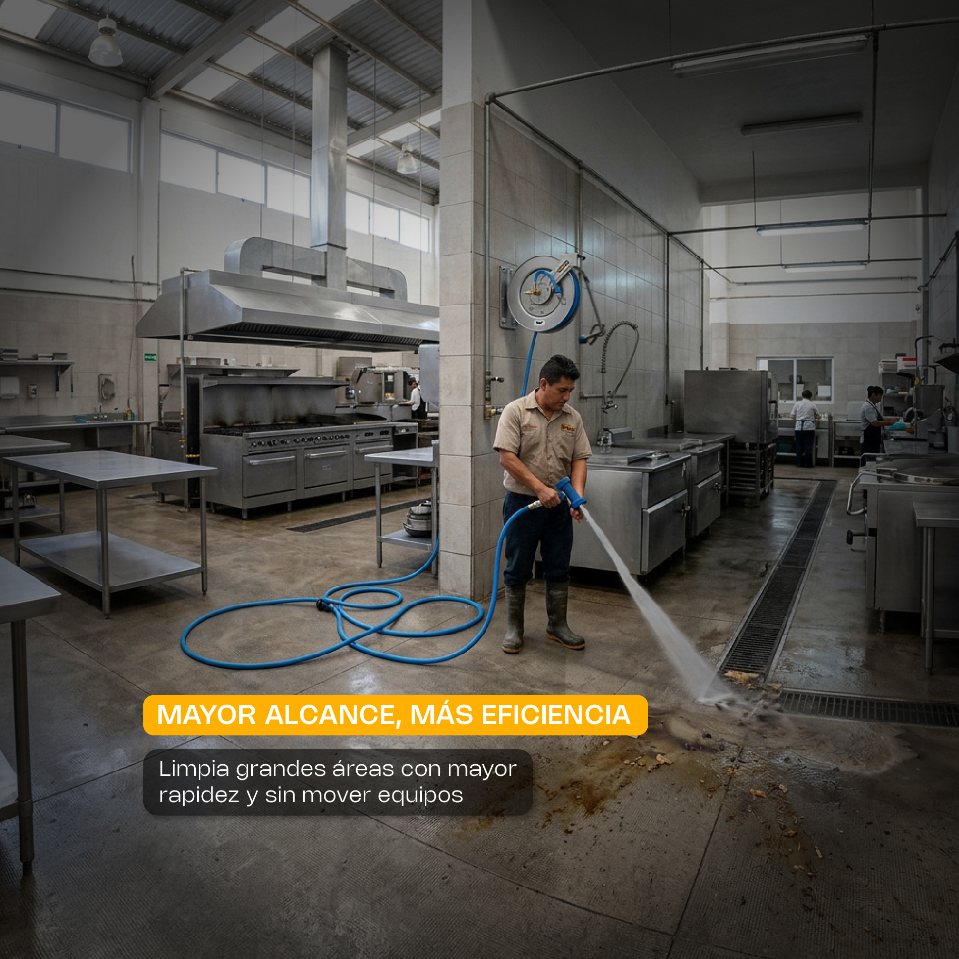 Carrete retráctil Rhino MAPCA-10X instalado en cocina industrial para limpieza